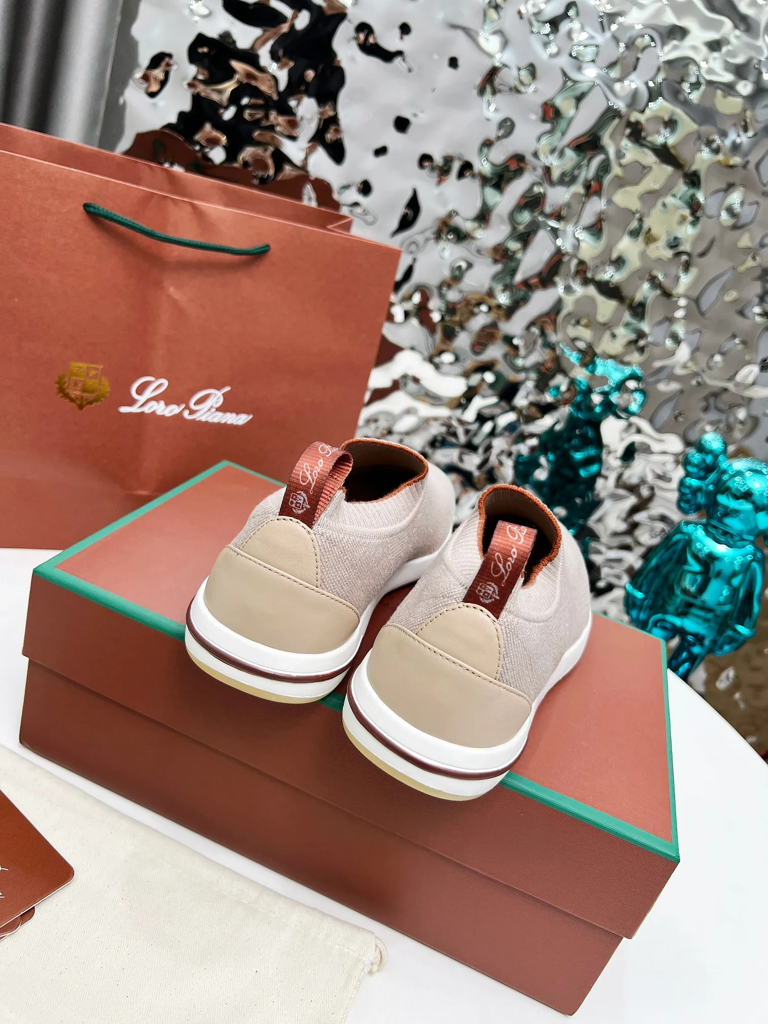 👟👟Ex-factory price 440👟👟 Men’s size +10 🧨🧨🧨Loropiana’s new board is online! This product is made of imported nylon velvet and developed from original boards. It is light, comfortable and breathable, and is suitable for all seasons. Size: 35-41, (Note: 35 and 41 are not returnable or exchangeable),